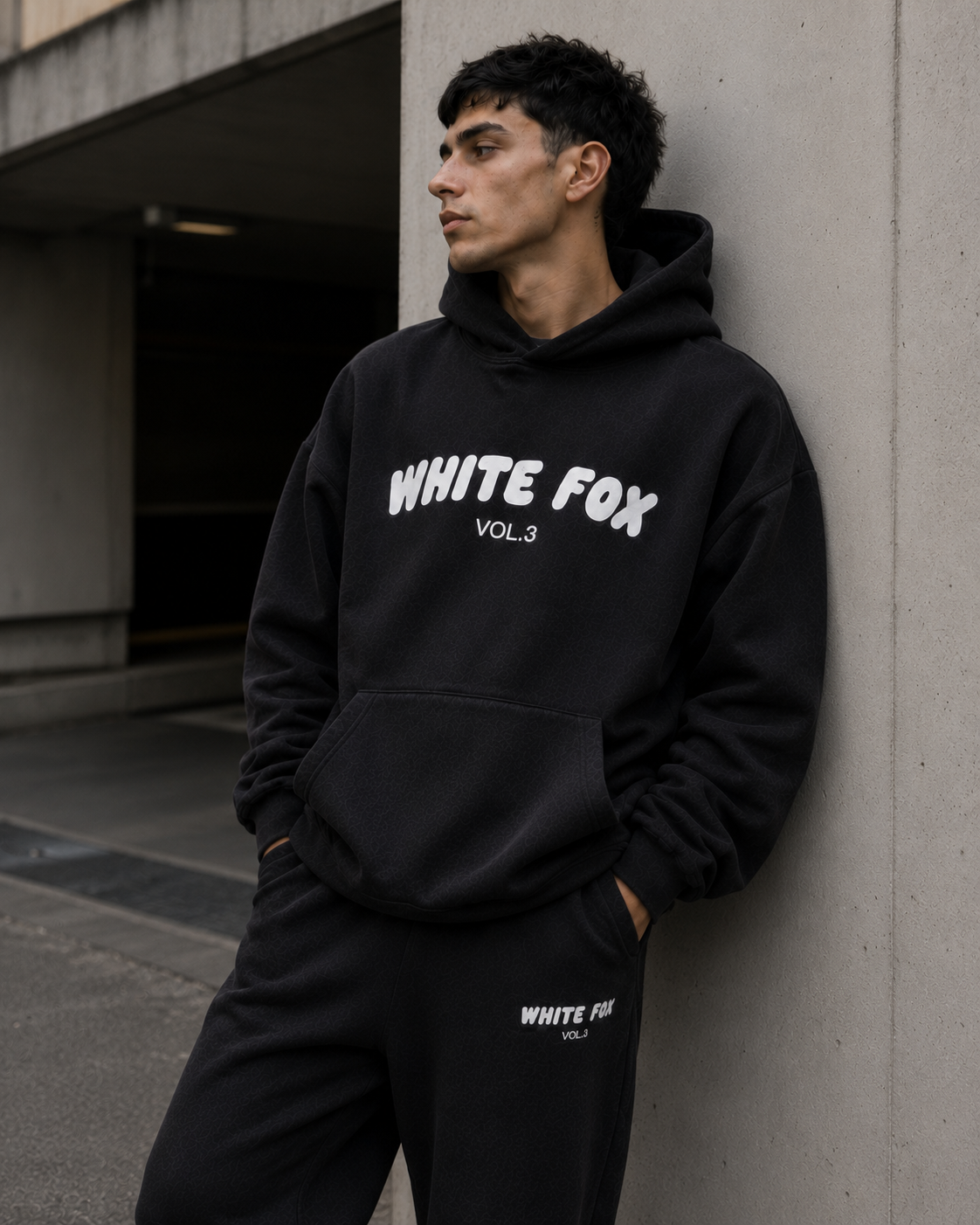 Foto vertical con modelo usando la prenda