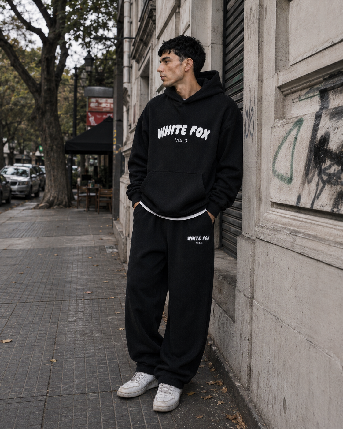 Modelo en escena urbana — estilo callejero diurno