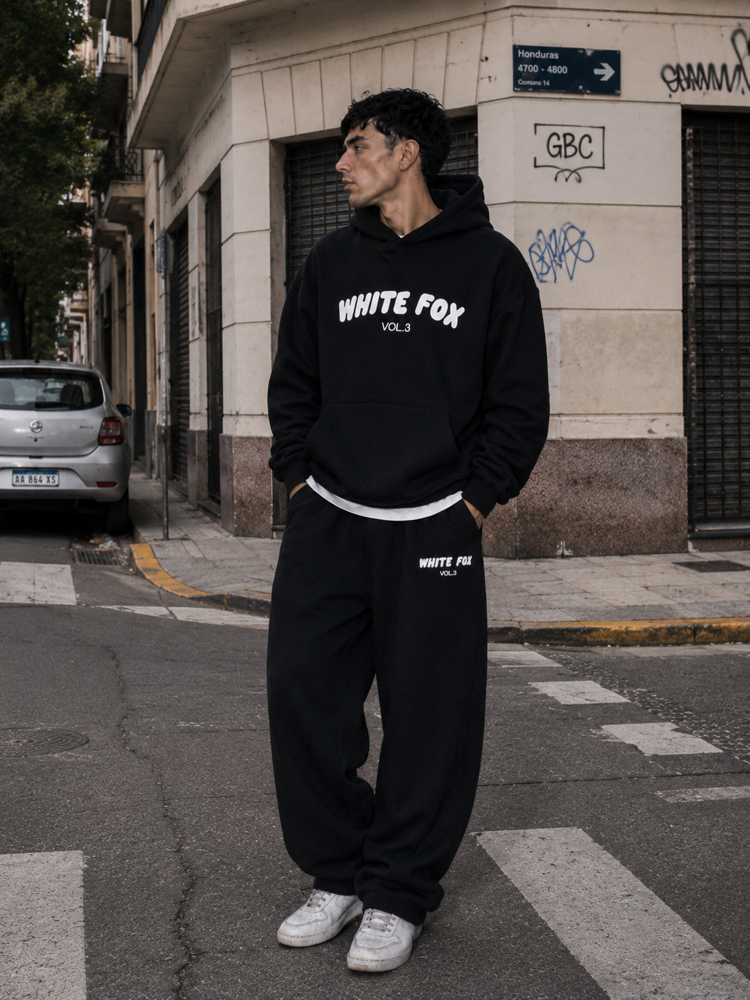 Modelo usando una prenda en San Telmo